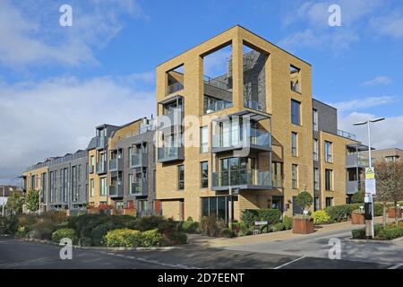 Stadthäuser und Apartments an der Weigall Road. Teil von Kidbrooke Village, einem riesigen neuen Wohngebiet im Londoner Stadtteil Greenwich, Großbritannien. Stockfoto