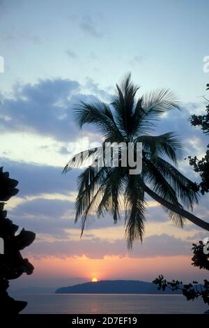 Der Sonnenuntergang am hat Phra Nang Beach bei Railay bei Ao Nang außerhalb der Stadt Krabi an der Andamanensee im Süden Thailands. Thailand, Kr Stockfoto