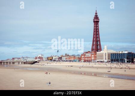 Blackpool Strand, Turm und Landschaft zeigt sozial ferne Touristen Stockfoto