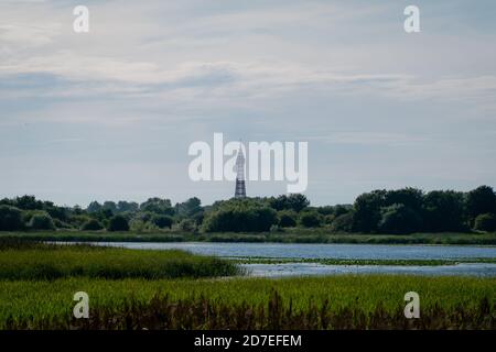 Die Landschaft des Marton Mere Local Nature Reserve in Blackpool zeigt den See und den entfernten Turm Stockfoto