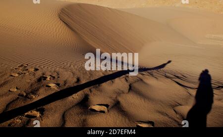 Landschaftlich schöne Aussicht auf Kalut Dessert mit Menschen Silhouetten auf einem Sand. Lassen Sie nichts außer Footprints Konzept.Sonnenuntergang in der Wüste.Iran Stockfoto