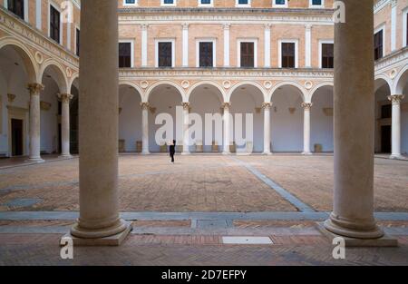 Innenhof des Herzogspalastes in Urbino, Italien Stockfoto