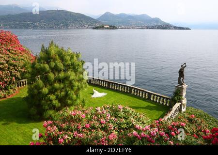 Wunderbarer neoklassizistischer Balkon in den Gärten von Isola Bella, Italien Stockfoto