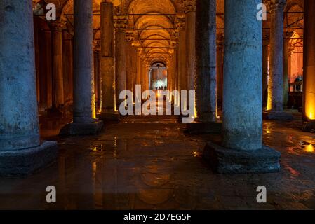 Innenraum der Basilika Zisterne oder Zisterna Basilika, Yerebatan Sarayi in Istanbul. Stockfoto