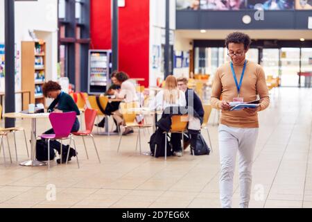 Gemeinschaftsbereich Des Geschäftigen College Campus Mit Tutor Und Studenten Arbeiten An Tischen Stockfoto