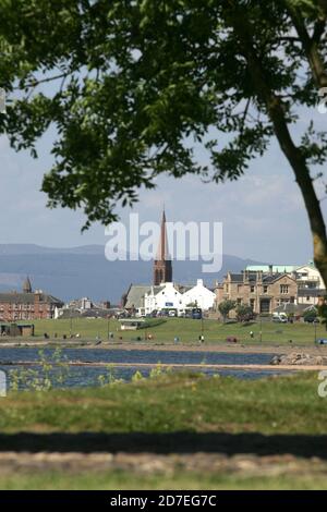 Largs ist eine Stadt am Firth of Clyde in North Ayrshire, Schottland, etwa 33 Meilen von Glasgow entfernt. Der ursprüngliche Name bedeutet "die Pisten" in schottischem Gälisch. Ein beliebter Badeort mit Pier, die Stadt vermarktet sich auf seine historischen Verbindungen mit den Wikingern und ein jährliches Festival findet jedes Jahr Anfang September statt. Das Kriegsdenkmal steht in Landschaftsgärten in der Bath Street in der Nähe der Promenade Stockfoto