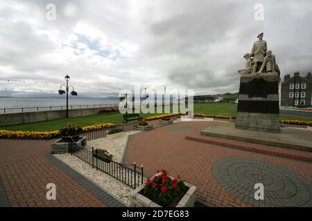 Largs ist eine Stadt am Firth of Clyde in North Ayrshire, Schottland, etwa 33 Meilen von Glasgow entfernt. Der ursprüngliche Name bedeutet "die Pisten" in schottischem Gälisch. Ein beliebter Badeort mit Pier, die Stadt vermarktet sich auf seine historischen Verbindungen mit den Wikingern und ein jährliches Festival findet jedes Jahr Anfang September statt. Das Kriegsdenkmal steht in Landschaftsgärten in der Bath Street in der Nähe der Promenade Stockfoto