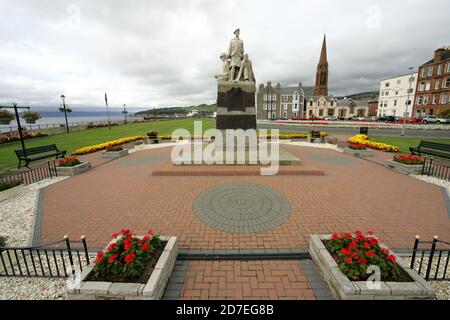 Largs ist eine Stadt am Firth of Clyde in North Ayrshire, Schottland, etwa 33 Meilen von Glasgow entfernt. Der ursprüngliche Name bedeutet "die Pisten" in schottischem Gälisch. Ein beliebter Badeort mit Pier, die Stadt vermarktet sich auf seine historischen Verbindungen mit den Wikingern und ein jährliches Festival findet jedes Jahr Anfang September statt. Das Kriegsdenkmal steht in Landschaftsgärten in der Bath Street in der Nähe der Promenade Stockfoto