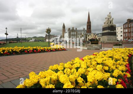 Largs ist eine Stadt am Firth of Clyde in North Ayrshire, Schottland, etwa 33 Meilen von Glasgow entfernt. Der ursprüngliche Name bedeutet "die Pisten" in schottischem Gälisch. Ein beliebter Badeort mit Pier, die Stadt vermarktet sich auf seine historischen Verbindungen mit den Wikingern und ein jährliches Festival findet jedes Jahr Anfang September statt. Das Kriegsdenkmal steht in Landschaftsgärten in der Bath Street in der Nähe der Promenade Stockfoto
