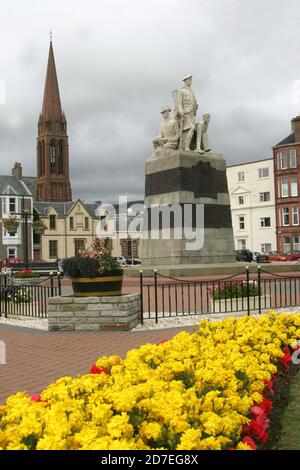 Largs ist eine Stadt am Firth of Clyde in North Ayrshire, Schottland, etwa 33 Meilen von Glasgow entfernt. Der ursprüngliche Name bedeutet "die Pisten" in schottischem Gälisch. Ein beliebter Badeort mit Pier, die Stadt vermarktet sich auf seine historischen Verbindungen mit den Wikingern und ein jährliches Festival findet jedes Jahr Anfang September statt. Das Kriegsdenkmal steht in Landschaftsgärten in der Bath Street in der Nähe der Promenade Stockfoto
