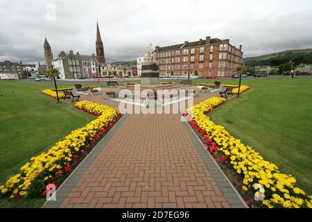 Largs ist eine Stadt am Firth of Clyde in North Ayrshire, Schottland, etwa 33 Meilen von Glasgow entfernt. Der ursprüngliche Name bedeutet "die Pisten" in schottischem Gälisch. Ein beliebter Badeort mit Pier, die Stadt vermarktet sich auf seine historischen Verbindungen mit den Wikingern und ein jährliches Festival findet jedes Jahr Anfang September statt. Das Kriegsdenkmal steht in Landschaftsgärten in der Bath Street in der Nähe der Promenade Stockfoto