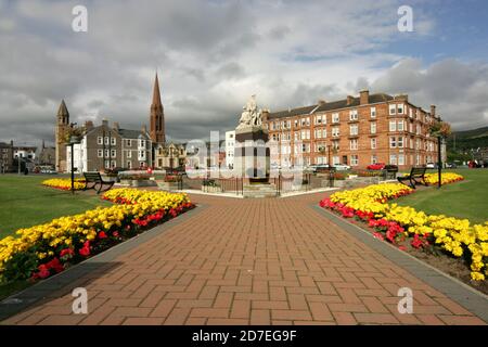 Largs ist eine Stadt am Firth of Clyde in North Ayrshire, Schottland, etwa 33 Meilen von Glasgow entfernt. Der ursprüngliche Name bedeutet "die Pisten" in schottischem Gälisch. Ein beliebter Badeort mit Pier, die Stadt vermarktet sich auf seine historischen Verbindungen mit den Wikingern und ein jährliches Festival findet jedes Jahr Anfang September statt. Das Kriegsdenkmal steht in Landschaftsgärten in der Bath Street in der Nähe der Promenade Stockfoto