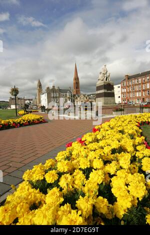 Largs ist eine Stadt am Firth of Clyde in North Ayrshire, Schottland, etwa 33 Meilen von Glasgow entfernt. Der ursprüngliche Name bedeutet "die Pisten" in schottischem Gälisch. Ein beliebter Badeort mit Pier, die Stadt vermarktet sich auf seine historischen Verbindungen mit den Wikingern und ein jährliches Festival findet jedes Jahr Anfang September statt. Das Kriegsdenkmal steht in Landschaftsgärten in der Bath Street in der Nähe der Promenade Stockfoto