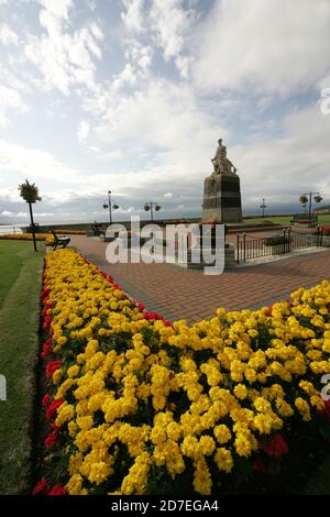 Largs ist eine Stadt am Firth of Clyde in North Ayrshire, Schottland, etwa 33 Meilen von Glasgow entfernt. Der ursprüngliche Name bedeutet "die Pisten" in schottischem Gälisch. Ein beliebter Badeort mit Pier, die Stadt vermarktet sich auf seine historischen Verbindungen mit den Wikingern und ein jährliches Festival findet jedes Jahr Anfang September statt. Das Kriegsdenkmal steht in Landschaftsgärten in der Bath Street in der Nähe der Promenade Stockfoto