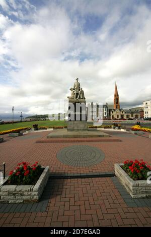 Largs ist eine Stadt am Firth of Clyde in North Ayrshire, Schottland, etwa 33 Meilen von Glasgow entfernt. Der ursprüngliche Name bedeutet "die Pisten" in schottischem Gälisch. Ein beliebter Badeort mit Pier, die Stadt vermarktet sich auf seine historischen Verbindungen mit den Wikingern und ein jährliches Festival findet jedes Jahr Anfang September statt. Das Kriegsdenkmal steht in Landschaftsgärten in der Bath Street in der Nähe der Promenade Stockfoto