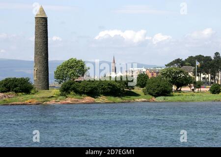 Largs, North Ayrshire, Schottland, Großbritannien. Küstenstadt an der Westküste Schottlands. Die Strandpromenade .Largs ist eine Stadt am Firth of Clyde in North Ayrshire, Schottland, etwa 33 Meilen von Glasgow entfernt. Der ursprüngliche Name bedeutet "die Pisten" in schottischem Gälisch. Ein beliebter Badeort mit Pier, die Stadt vermarktet sich auf seine historischen Verbindungen mit den Wikingern und ein jährliches Festival findet jedes Jahr Anfang September statt. Das Denkmal als Bleistift zur Erinnerung an die Schlacht von Largs 1263, als die Schotten König Haco von Norwegens Truppen am Ufer von Largs besiegten, Stockfoto