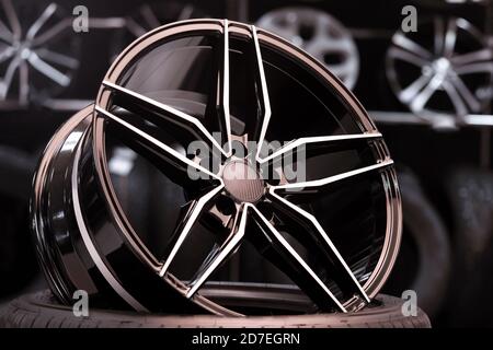 Neue alcoa-Schmiedefelgen in der Autowerkstatt. Verkauf von Reifen und Rädern, Automobilprodukte. Dünne Speichen und geringes Gewicht, sportliches Design Stockfoto