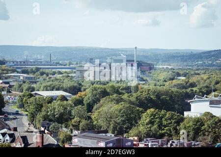 Ein erhöhter Landschaftsblick über die Stadt Rotherham, der das städtische industrielle Stadtbild zeigt, einschließlich des Biomassekraftwerks oder -Bahnhofs von Templeborough Stockfoto