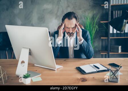 Portrait von seinem er hübsch aussehend deprimiert Mann Experte erstellen Marketing-Plan Präsentation Gefühl schlecht hohes Fieber Symptom Schmerzen bei Modernes Loft Stockfoto