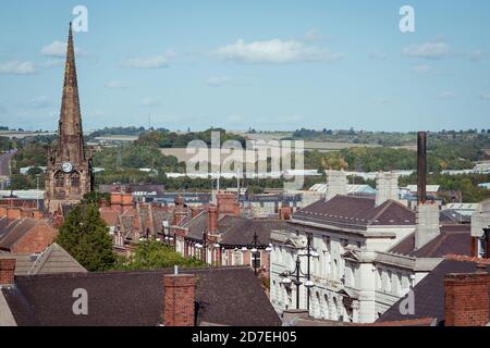 Ein erhöhter Landschaftsblick über das Stadtzentrum von Rotherham, der den Kirchturm der gotischen Minsterkirche und das Rathaus zeigt Stockfoto