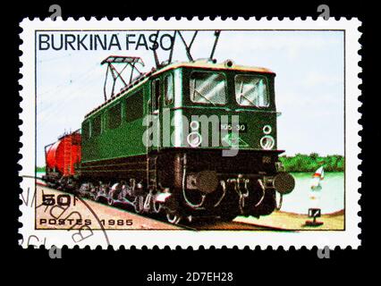 MOSKAU, RUSSLAND - 26. NOVEMBER 2017: Eine in Burkina Faso gedruckte Briefmarke zeigt E 11, Eisenbahnlokomotiven Serie, um 1985 Stockfoto