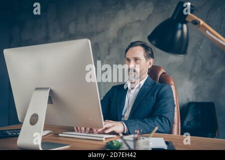 Porträt seiner er schön attraktiv gut aussehend konzentriert qualifizierte qualifizierte Mann Shark Experte IT-Programmierer schreiben E-Mail E-Banking-Client Service Stockfoto