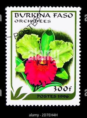 MOSKAU, RUSSLAND - 26. NOVEMBER 2017: Eine in Burkina Faso gedruckte Briefmarke zeigt Cattleya, Orchids Serie, um 1996 Stockfoto