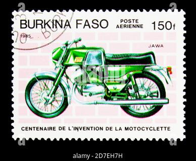 MOSKAU, RUSSLAND - 26. NOVEMBER 2017: Eine in Burkina Faso gedruckte Briefmarke zeigt Jawa, Motorcyle Centenary Serie, um 1985 Stockfoto