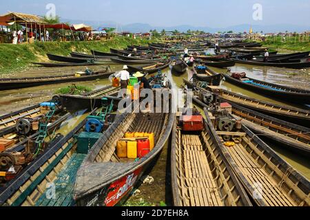 Viele Boote versammelten sich für Nam Pan Freiluftmarkt am Inle See. Stockfoto