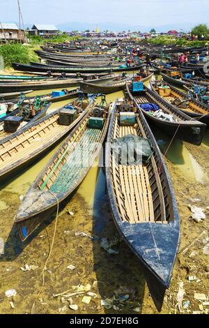 Boote für den Markt in Myanmar versammelt. Viele Boote versammelten sich für Nam Pan Freiluftmarkt am Inle See. Viele Menschen sind auch sichtbar. Stockfoto