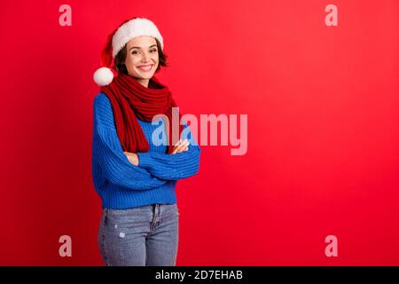 Foto von positiven Mädchen in santa claus Mütze Kreuz Hände Genießen sie weihnachten Geist Atmosphäre Advent Event tragen Pullover isoliert über Helle Glanzfarbe Stockfoto