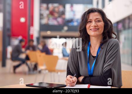 Porträt Von Reifen Weiblichen Lehrer Oder Student Mit Digital Tablet Arbeiten Am Tisch In College Hall Stockfoto
