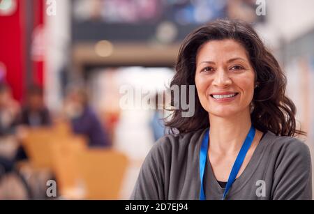 Portrait Von Reife Lehrerin Oder Studentin In College Hall Stockfoto
