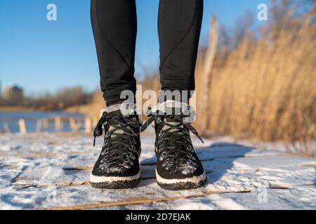 Winterstiefel Frau Wandern auf Eis und Schnee im Naturpark. Stockfoto