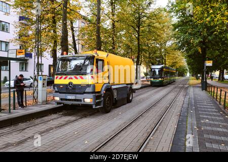 Helsinki, Finnland - 5. Oktober 2020: Der LKW reinigt die Straßenbahnwege im Herbst. Stockfoto