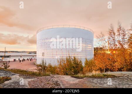 Helsinki, Finnland - 10. Oktober 2020: Der alte Öltank für den öffentlichen Raum und Lichtlandschaft Arbeit Öljysäiliö 468 umgebaut Stockfoto