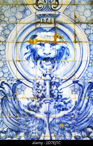 Alte Azulejos auf einem Gebäude von Lissabon, Portugal Stockfoto