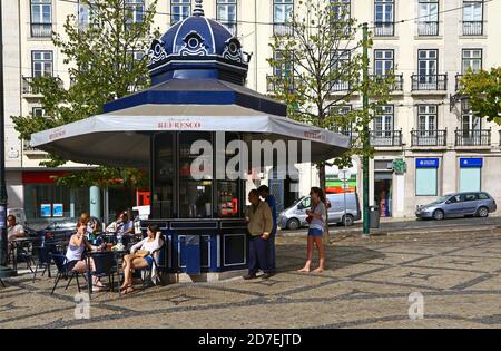 Bar im Freien auf dem zentralen Platz von Lissabon, Portugal Stockfoto