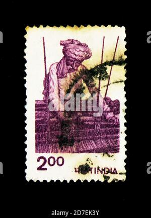 MOSKAU, RUSSLAND - 26. NOVEMBER 2017: Eine in Indien gedruckte Briefmarke zeigt Worker auf einem Handloom, Serie, um 1980 Stockfoto