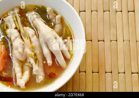 Würzige Hähnchenfüße mit tom Yum Suppe auf Schüssel Stockfoto