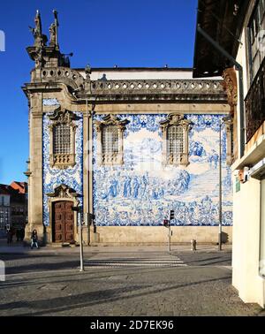 Carmo Kirche in Porto, Portugal. Eine Außenwand der Carmo Kirche, geschmückt mit weißen Fliesen (Azulejos) in blau gemalt, in voller Sonne. Stockfoto