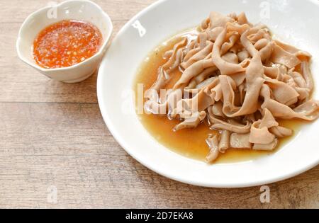 Geschmorter Entendarm in brauner Sojasuppe auf Tellentauchen Würzige Sauce Stockfoto