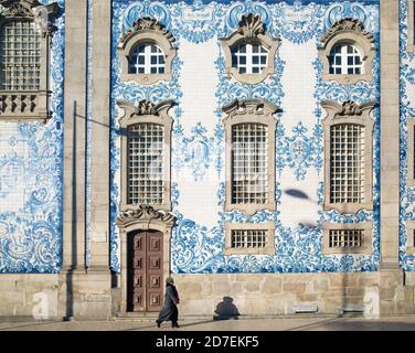 Seitenansicht der Carmo Kirche in Porto. Erbaut im 18. Jahrhundert ist die Kirche ein erstaunliches Beispiel der barocken Architektur. Stockfoto