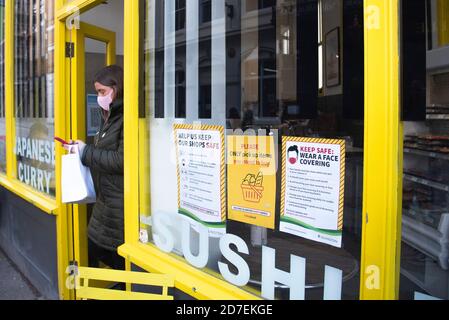 London, Großbritannien. Oktober 2020. Allgemeine Ansicht des Cafés in Central London, Großbritannien am 22. Oktober 2020. Heute kündigte der britische Schatzkanzler Rishi Sunak ein neues Unterstützungspaket für Unternehmen an, die von Tier-2-Coronavirus-Beschränkungen auf hoher Alarmstufe betroffen sind, darunter London, das Zuschüsse für Pubs, Bars und Restaurants umfasst. Dies kommt, wie Gesundheitsminister Matt Hancock angekündigt, dass Stoke-on-Trent, Coventry und Slough würde in Tier 2 von Samstag in Reaktion auf steigende Covid 19 Fällen bewegen. (Foto: Claire Doherty/Sipa USA) Quelle: SIPA USA/Alamy Live News Stockfoto