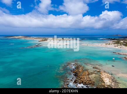 Tropischen Sandstrand mit türkisfarbenem Wasser, in Elafonisi, Kreta, Griechenland Stockfoto