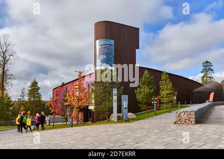 Espoo, Finnland - 14. Oktober 2020: Haltia - das finnische Naturzentrum im Nuuksio Nationalpark. Nordische Holzarchitektur. Stockfoto