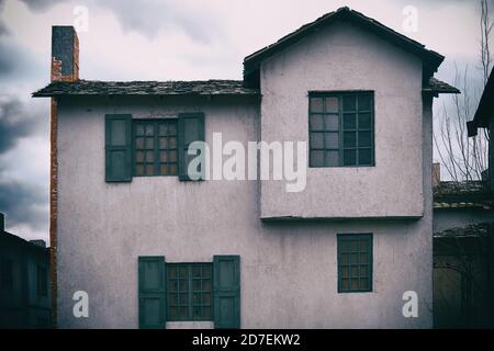 Ein altes zweistöckiges Haus mit einem Kamin im Stil von Retro-amerikanischen Gebäuden des wilden Westens Stockfoto