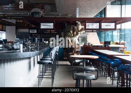 London, Großbritannien. Oktober 2020. Allgemeine Ansicht einer geschlossenen Bar im Zentrum von London, Großbritannien am 22. Oktober 2020. Heute kündigte der britische Schatzkanzler Rishi Sunak ein neues Unterstützungspaket für Unternehmen an, die von Tier-2-Coronavirus-Beschränkungen auf hoher Alarmstufe betroffen sind, darunter London, das Zuschüsse für Pubs, Bars und Restaurants umfasst. Dies kommt, wie Gesundheitsminister Matt Hancock angekündigt, dass Stoke-on-Trent, Coventry und Slough würde in Tier 2 von Samstag in Reaktion auf steigende Covid 19 Fällen bewegen. (Foto: Claire Doherty/Sipa USA) Quelle: SIPA USA/Alamy Live News Stockfoto