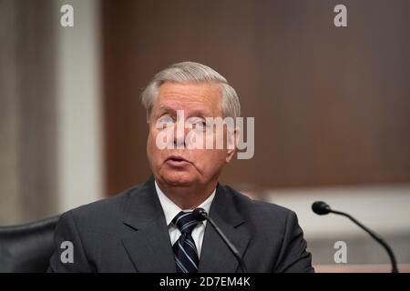 Senatorin der Vereinigten Staaten, Lindsey Graham (Republikaner von South Carolina), Vorsitzender des Justizausschusses des US-Senats, spricht während einer Sitzung des Exekutivausschusses des US-Senats, einschließlich der Ernennung von Amy Coney Barrett als Associate Justice am Obersten Gerichtshof der Vereinigten Staaten, in Washington am Donnerstag, 22. Oktober 2020. Quelle: Caroline Brehman/Pool via CNP /MediaPunch Stockfoto