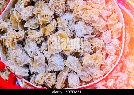 Wüstenrosen bilden sich als Mineralien in Sand- oder Bodenschichten. Wüstenrose wird am Valentinstag als Symbol der unvergänglichen Liebe gegeben. Stockfoto